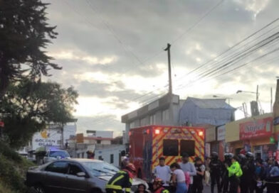 Cámaras grabaron cómo un menor quedó debajo de un vehículo tras ser atropellado en Quito