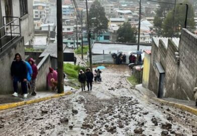 las fuertes lluvias provocaron un deslizamiento de tierra en el barrio Santa Teresita de Conocoto Alto