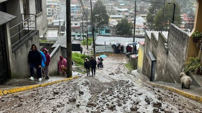 las fuertes lluvias provocaron un deslizamiento de tierra en el barrio Santa Teresita de Conocoto Alto
