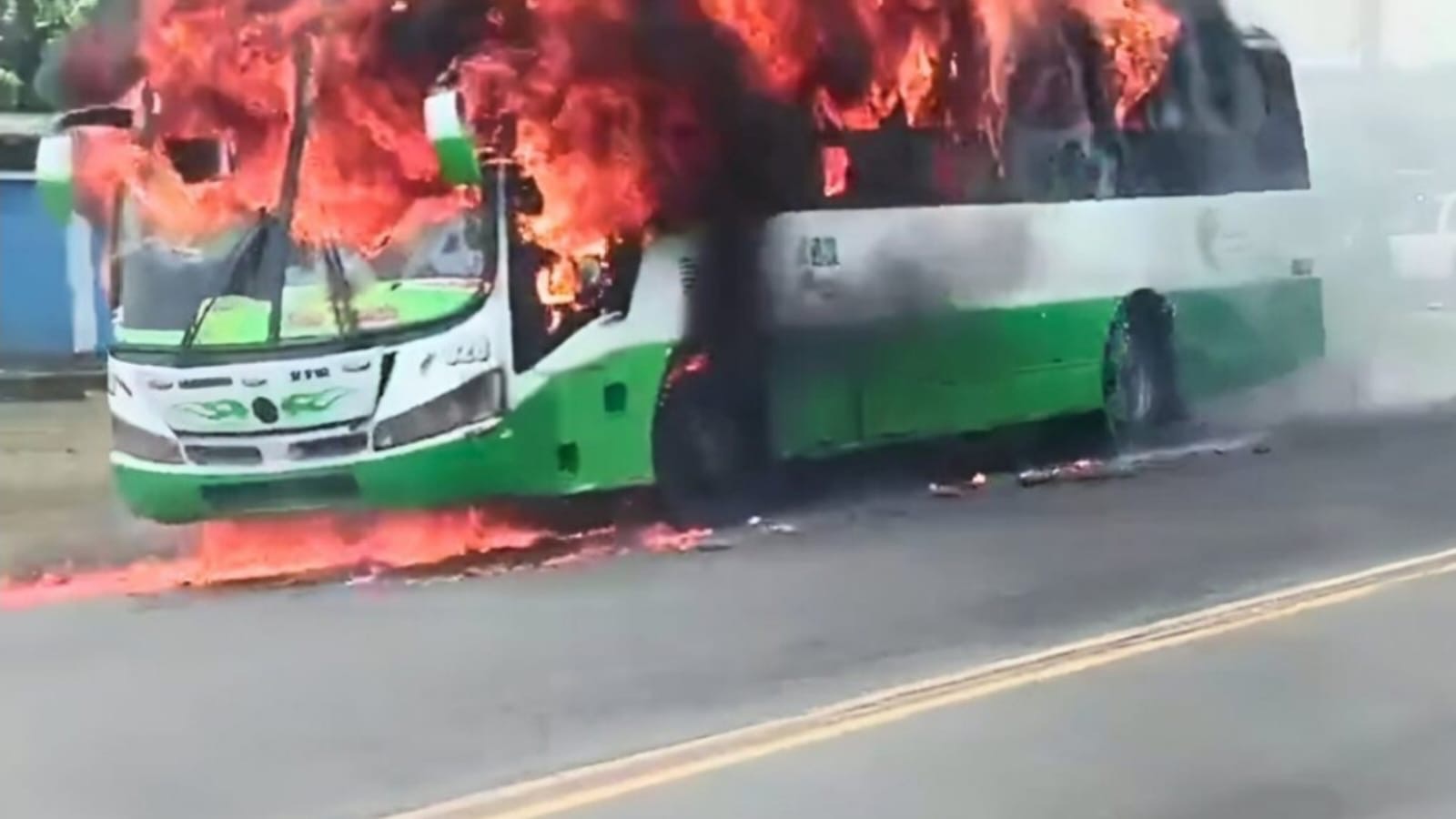 Bus de transporte público fue consumido en llamas en Quevedo